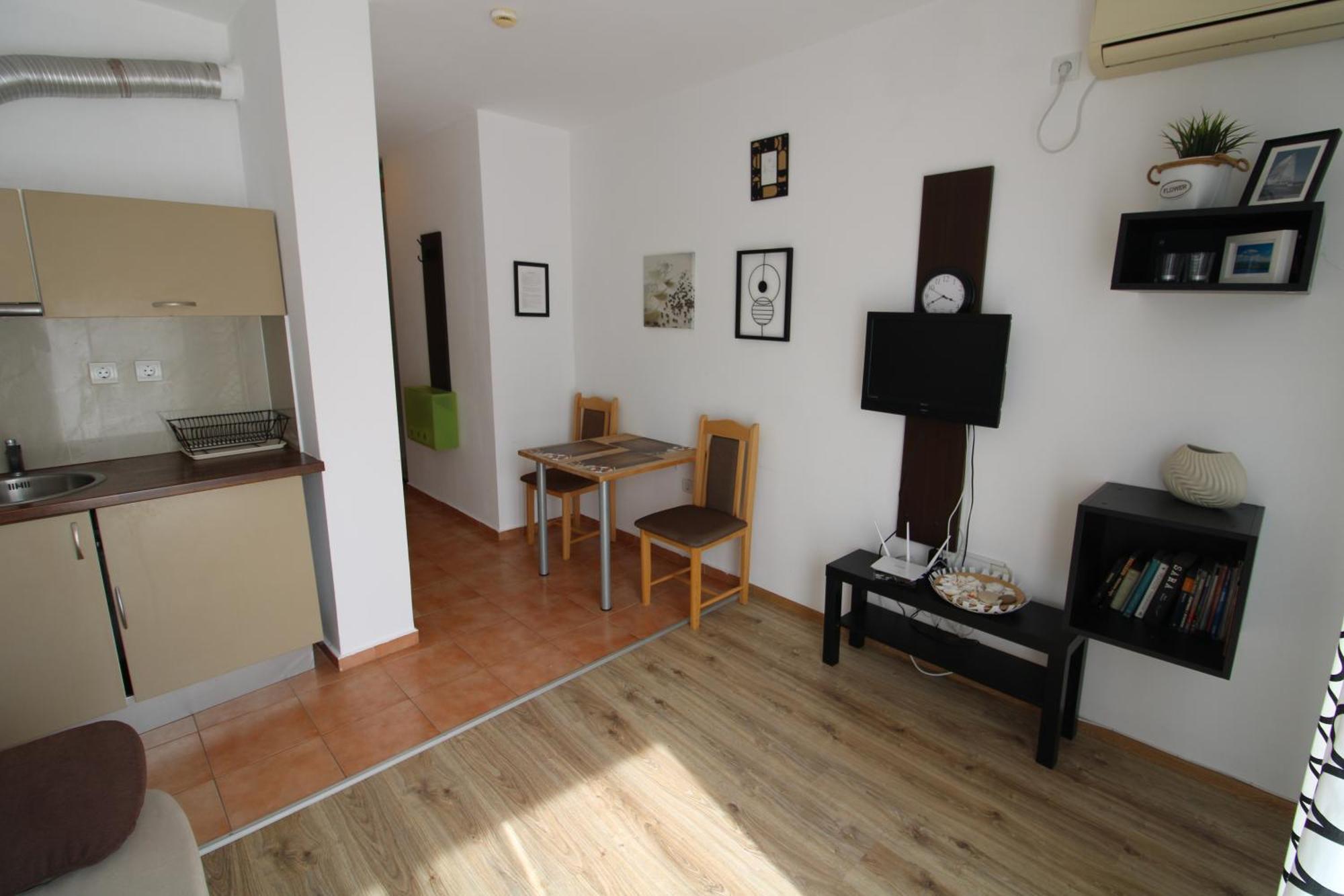 Menada Aheloy Apartments Bagian luar foto